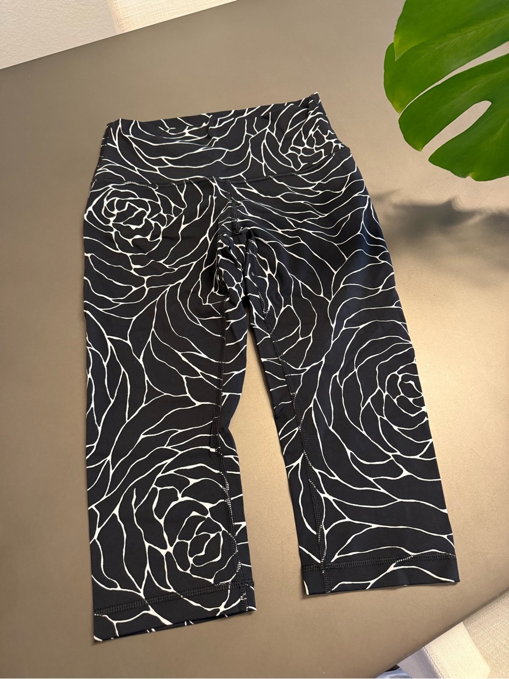 Lululemon Wunder Under High Rise Crop Leggings Black White Floral Size 6